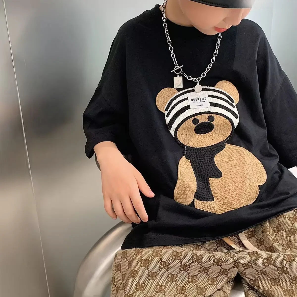 Baby-Jungen-Oberteil aus Baumwolle mit Stickerei und brauner Hose mit Kordelzug