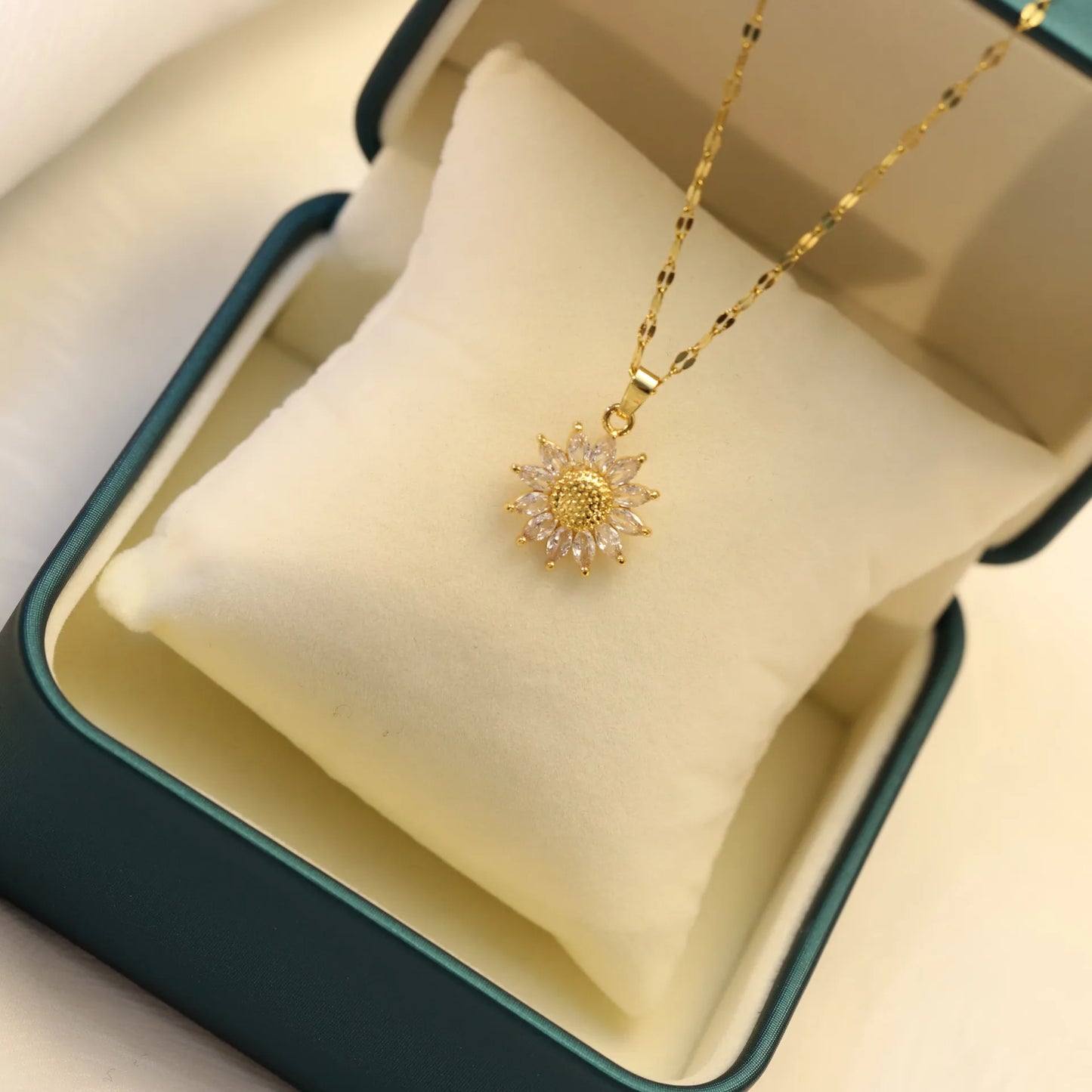 1 collier couleur or avec pendentif en forme de fleur et chaîne en acier titane et zircone incrustée