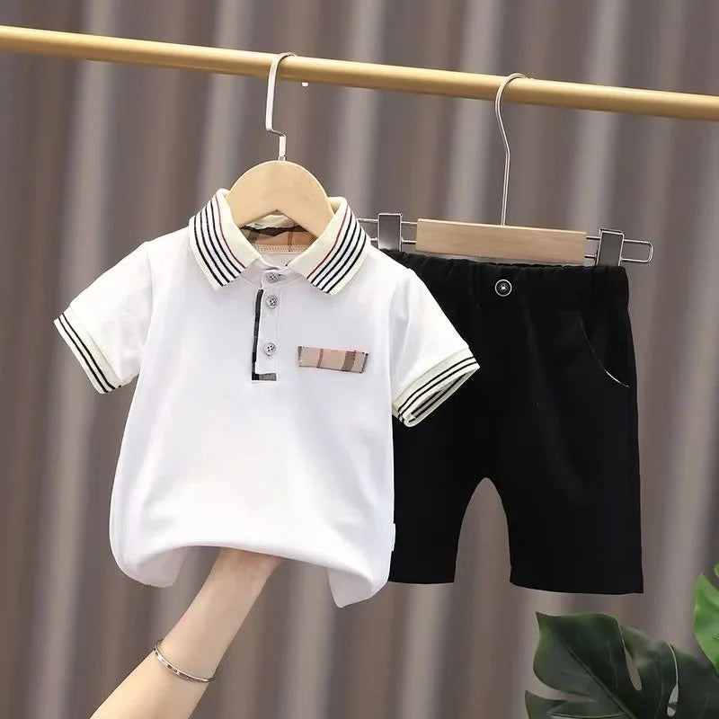 Sommermode-Set für Kinder mit Karomuster und Streifen