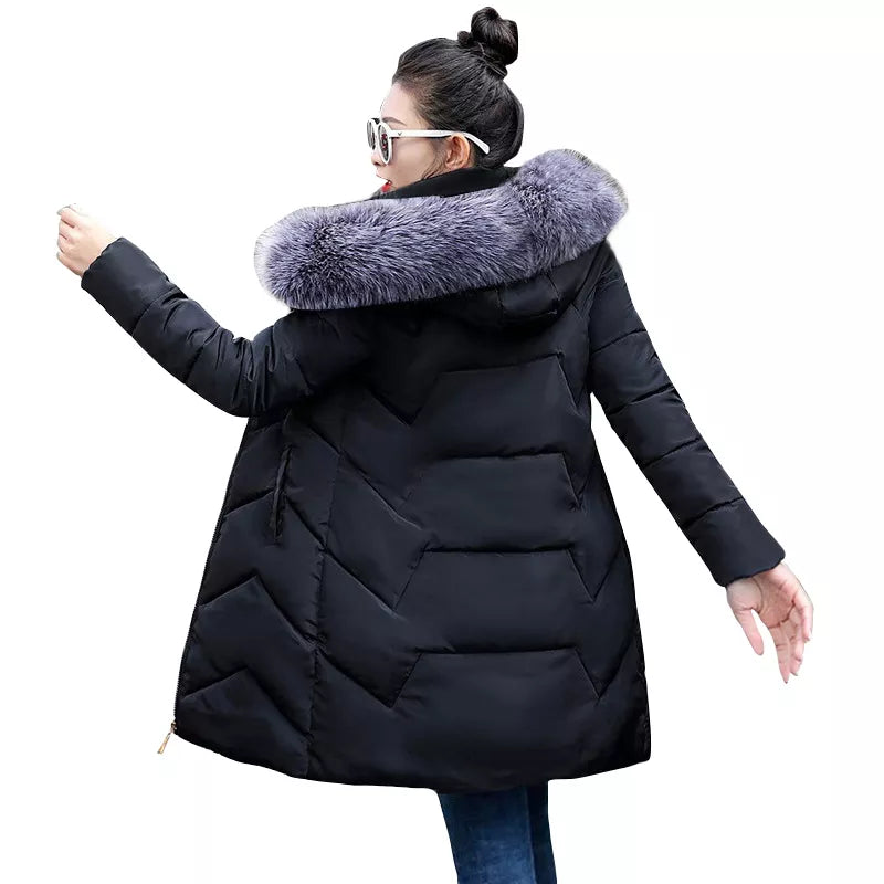 Winter-Kapuzen-Plus-Size-Damenparka mit großem Fell