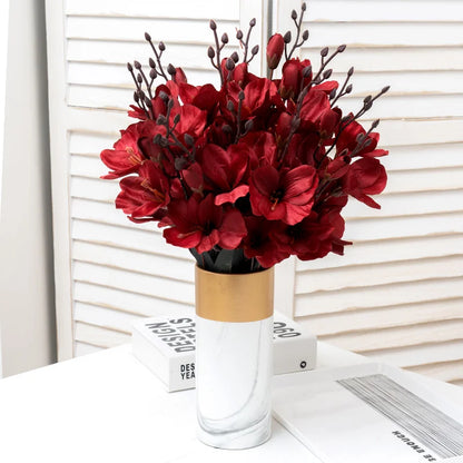 Herbstlicher Kunstseidenstrauß aus Magnolien und Orchideen