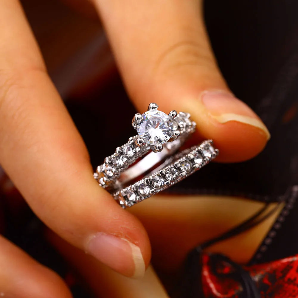 Eleganter Zirkonring - Schmuck Silberfarbenes Verlobungs- und Ehering-Set