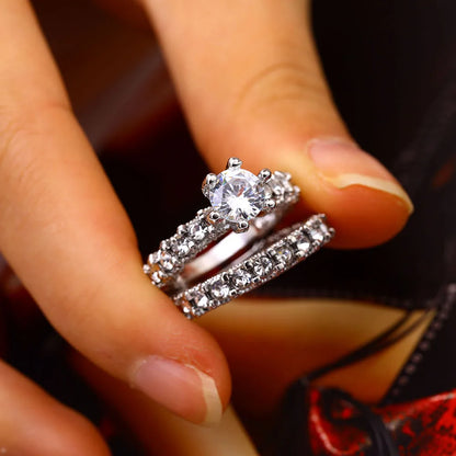 Eleganter Zirkonring - Schmuck Silberfarbenes Verlobungs- und Ehering-Set