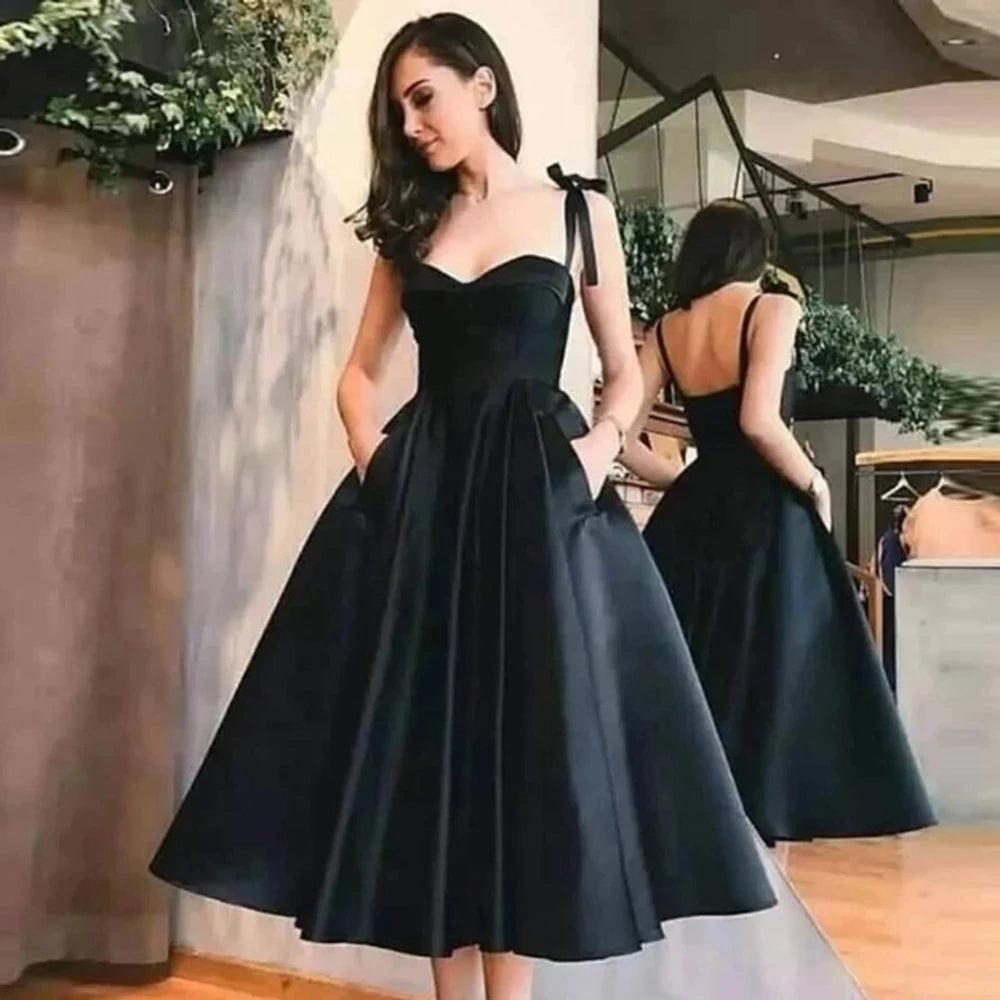 Schwarzes kurzes Cocktailkleid