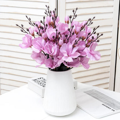 Herbstlicher Kunstseidenstrauß aus Magnolien und Orchideen