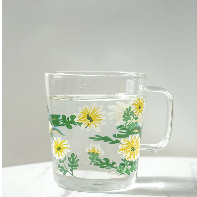 Glasbecher mit Gänseblümchen-Blumenmuster