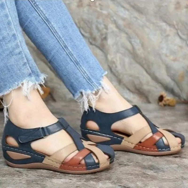 Flache Damensandalen mit offener Zehenpartie. Für den Sommer