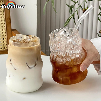 Eisgekühlter amerikanischer Kaffee und Saft im Glas