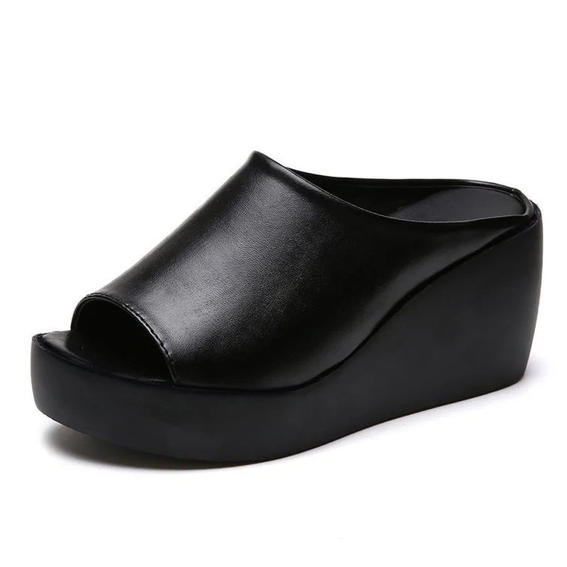 Solide Peep-Toe-Sommer-Plateau-Slides mit Keilabsatz