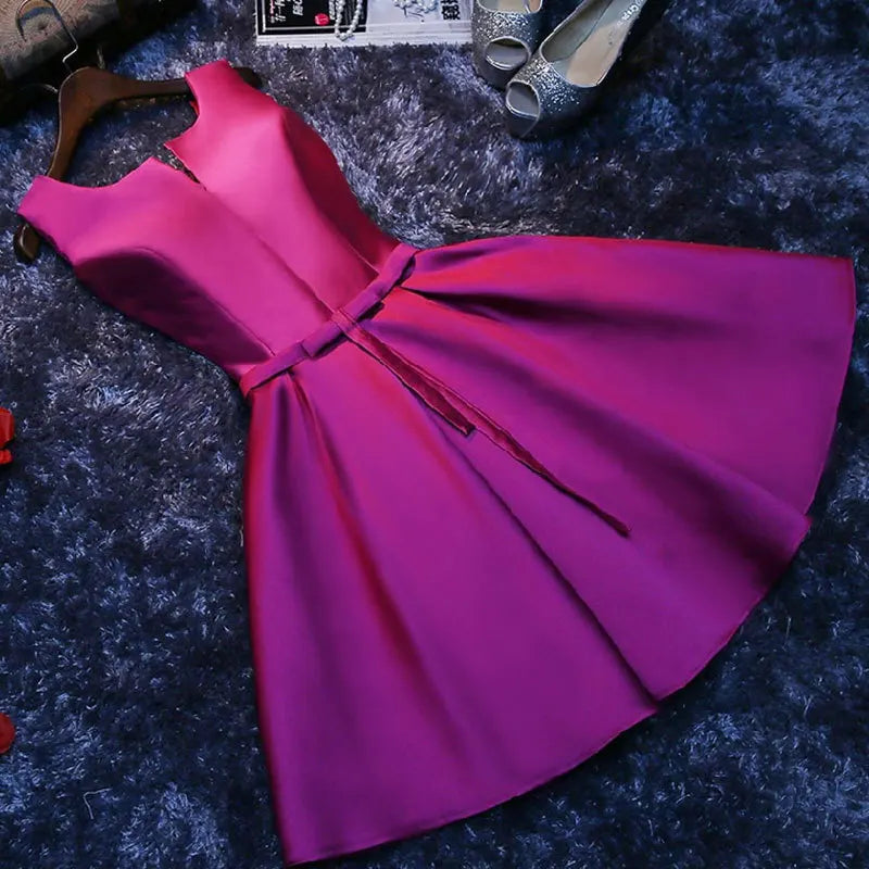 Elegantes kurzes grünes Satin-Cocktailkleid