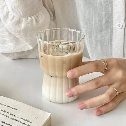Grande tasse à café en verre à rayures avec poignée