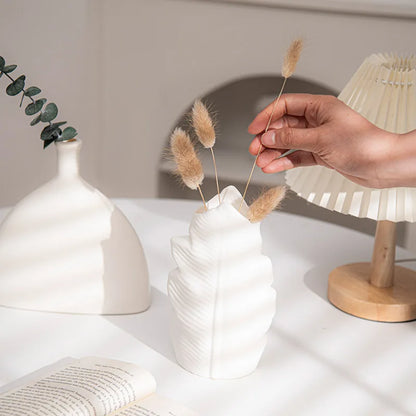 Vase minimaliste blanc créatif pour la décoration florale