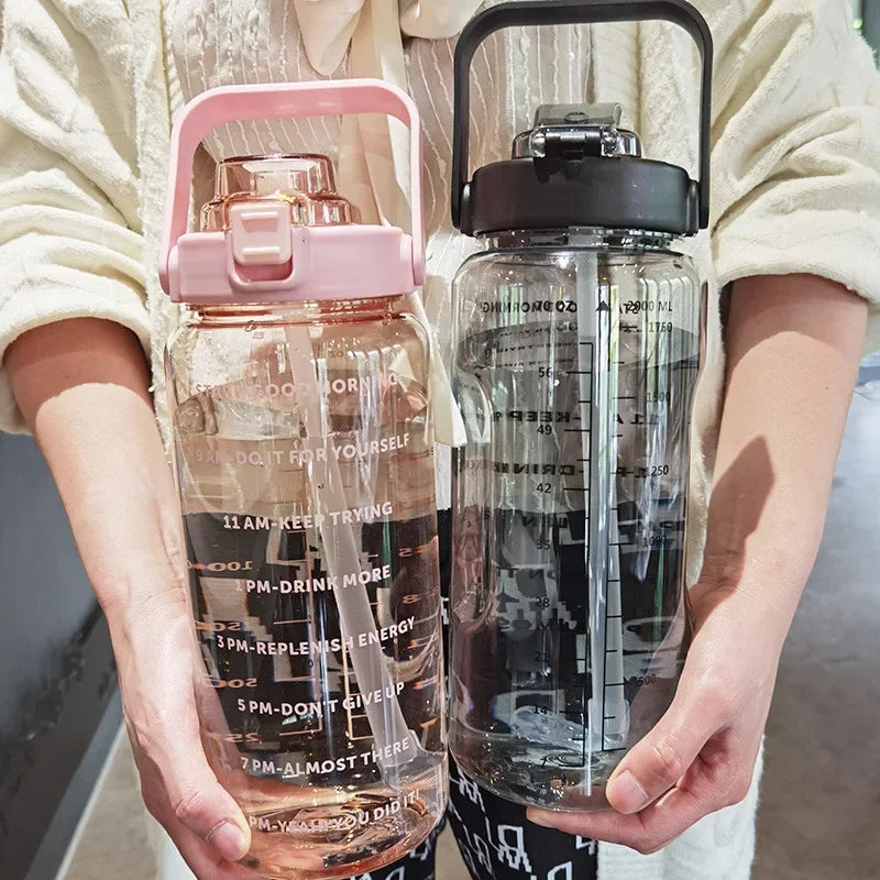 2-Liter-Wasserflasche mit Strohhalm und Zeitmarkierung