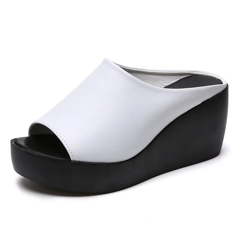 Solide Peep-Toe-Sommer-Plateau-Slides mit Keilabsatz