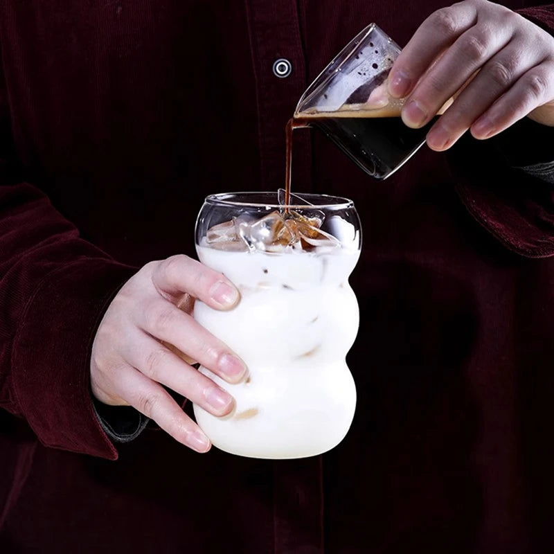 Tasse en verre et bouteille d'eau en forme de vague