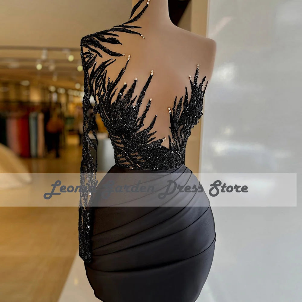 Sexy schwarzes One-Shoulder-Kleid mit hohem Hals