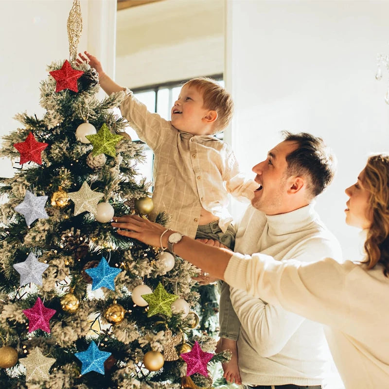 Goldglitzernde Sternornamente für den Weihnachtsbaum