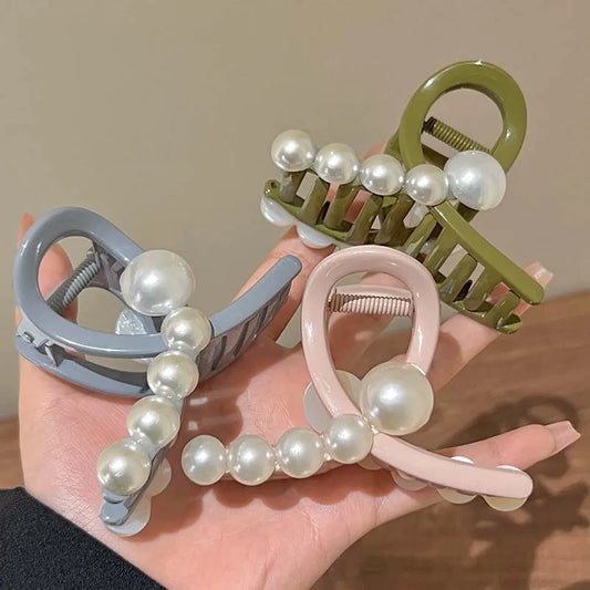 Haarspange im Perlenkreuz-Design