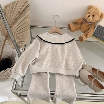 Zweiteiliges Set mit Kapuzenpullover und Hose mit Bärenmotiv