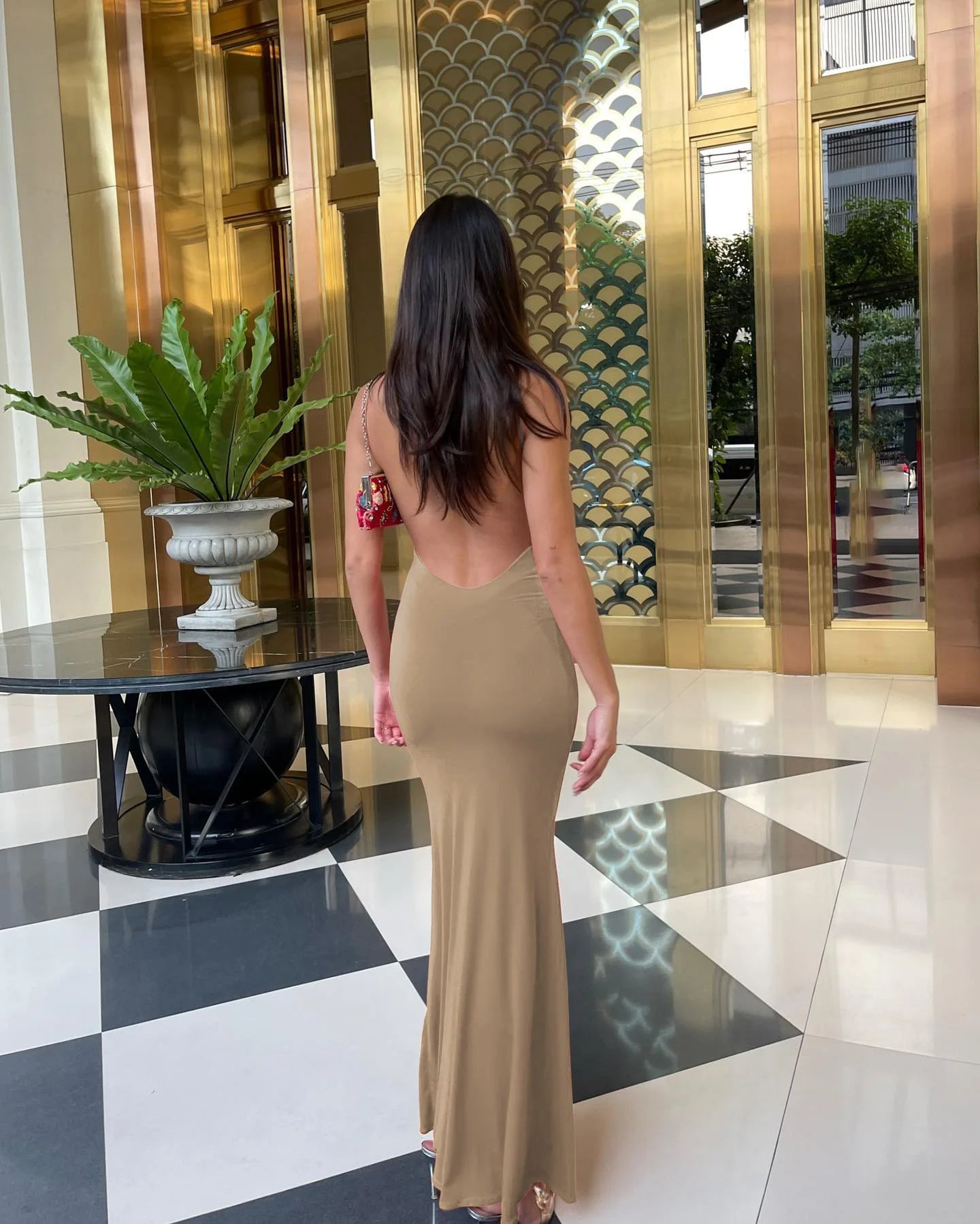 Schwarzes Maxi-Partykleid mit eckigem Kragen