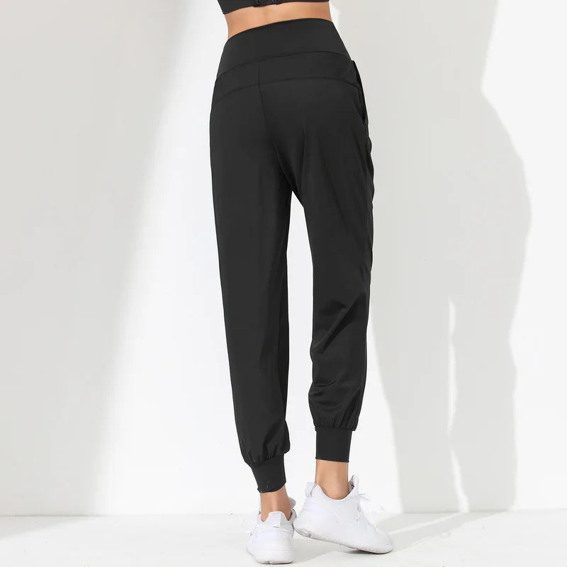 Slim Fit Quick-Dry Yoga Capris with Pockets