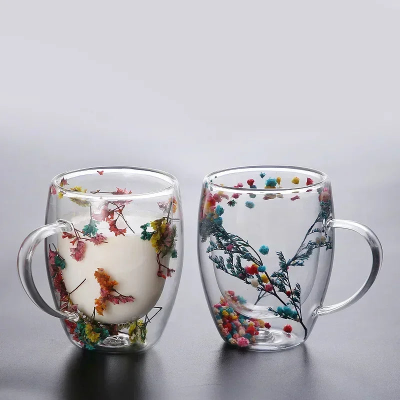 Tasse en verre à double paroi de fleurs séchées