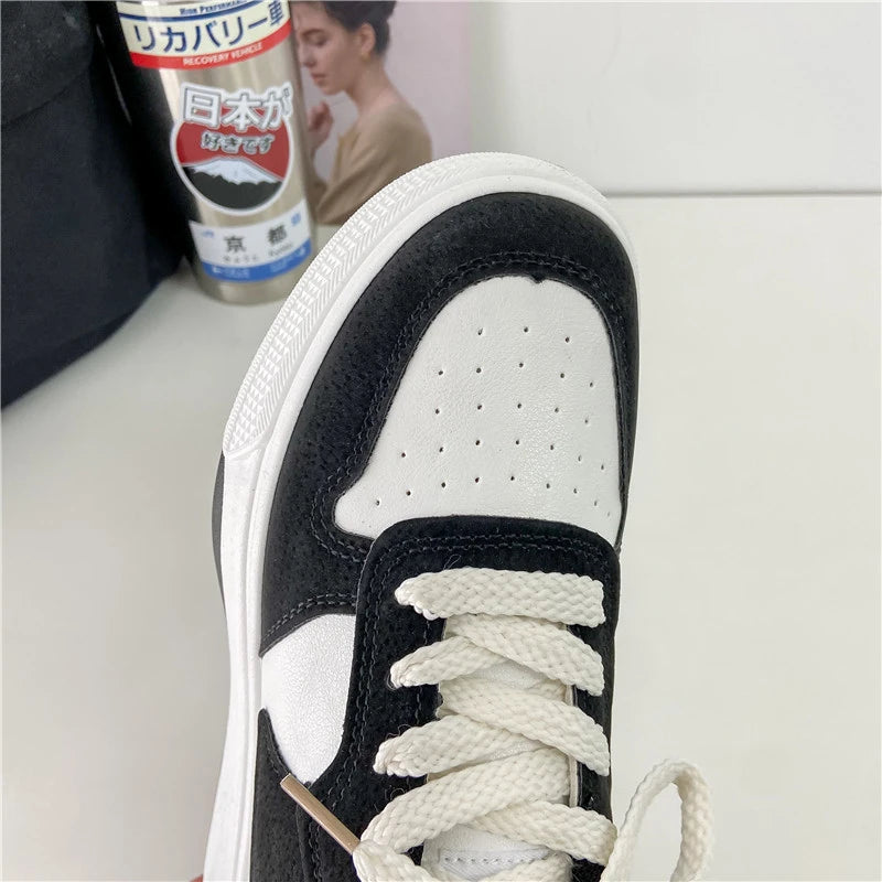 Flache Damen-Sneaker mit dicker Sohle