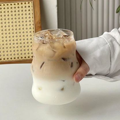 Eisgekühlter amerikanischer Kaffee und Saft im Glas