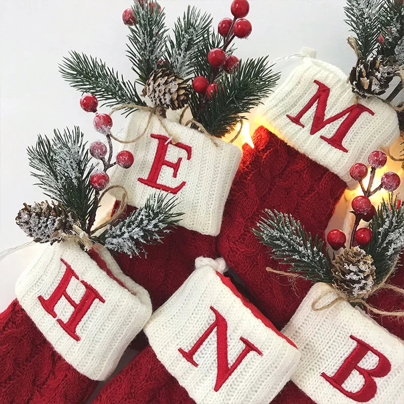 Gestrickte Weihnachtsstrümpfe mit Alphabet