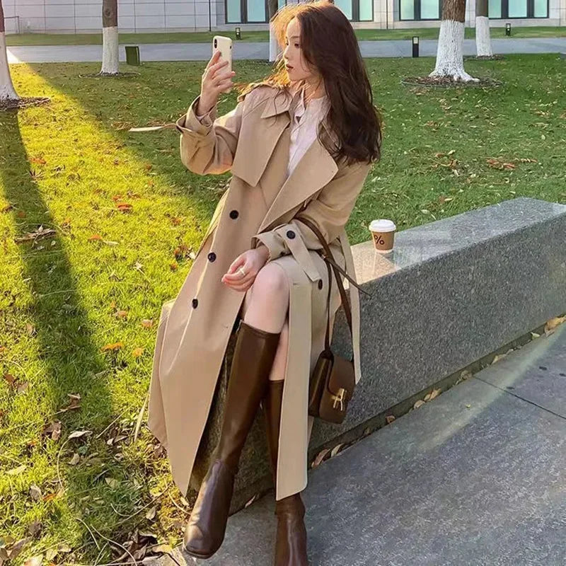 Eleganter, lockerer Trenchcoat in Midilänge für Damen