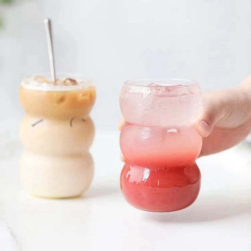 Tasse en verre et bouteille d'eau en forme de vague