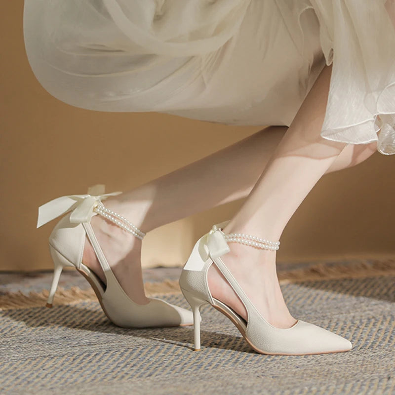 Damenschuhe, weiße Perlen-Pumps mit Knöchelriemen für die Hochzeit