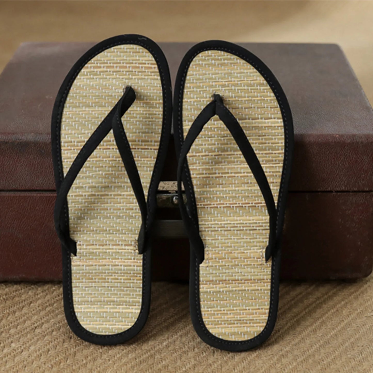 Flache Flip-Flop-Hausschuhe aus leisem Rattan