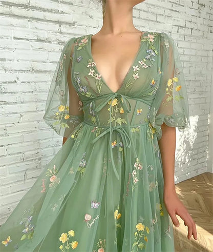 Robe trapèze élégante en mousseline de soie à fleurs et lacets 