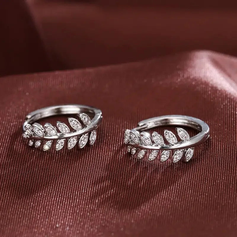 Petites boucles d'oreilles créoles élégantes en feuille d'argent