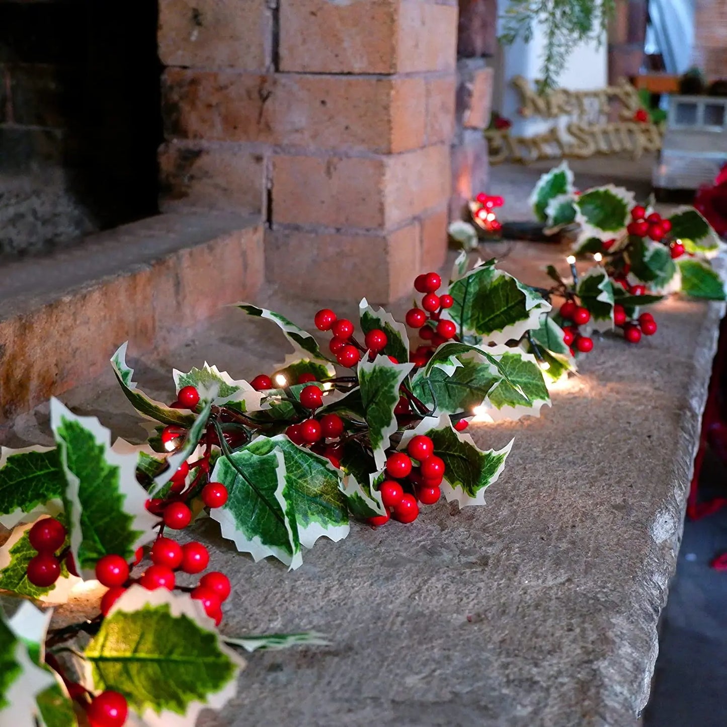 Weihnachtsgirlande und Kranz mit Stechpalmenbeeren