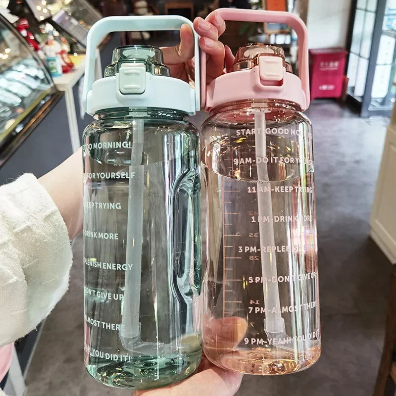 2-Liter-Wasserflasche mit Strohhalm und Zeitmarkierung