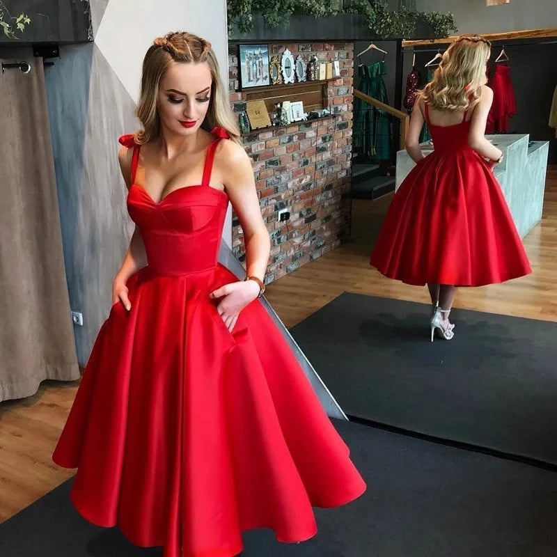 Schwarzes kurzes Cocktailkleid