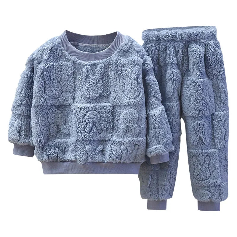 Gemütliches Kinder-Pyjama-Set für den Winter