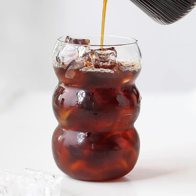 Tasse en verre et bouteille d'eau en forme de vague