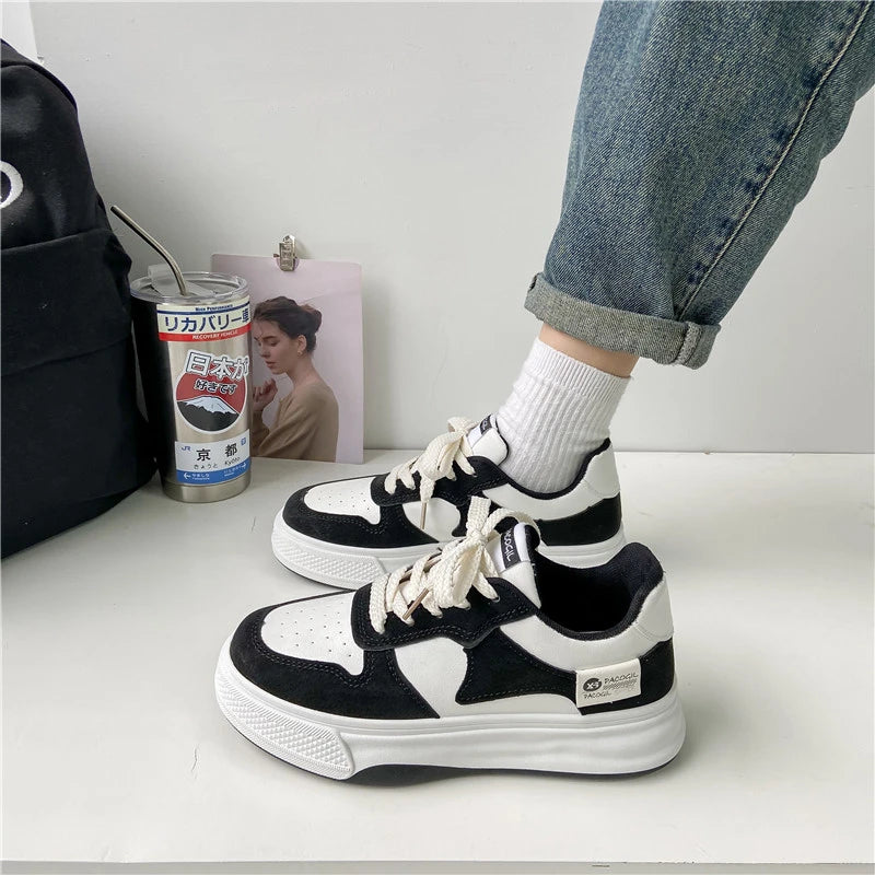 Flache Damen-Sneaker mit dicker Sohle