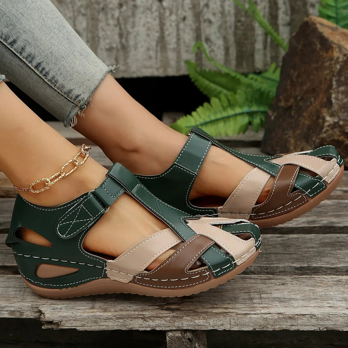 Flache Damensandalen mit offener Zehenpartie. Für den Sommer