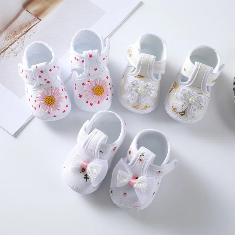 Chaussures à semelle souple avec nœud papillon et fleurs pour bébé fille