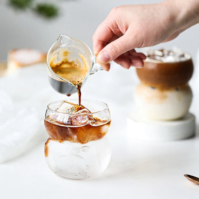 Tasse en verre et bouteille d'eau en forme de vague