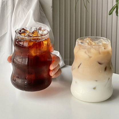 Eisgekühlter amerikanischer Kaffee und Saft im Glas
