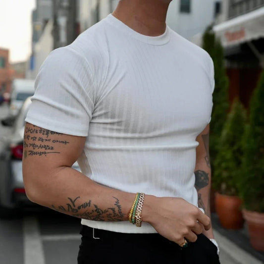T-shirt à rayures verticales élastiques à manches courtes et col rond pour hommes