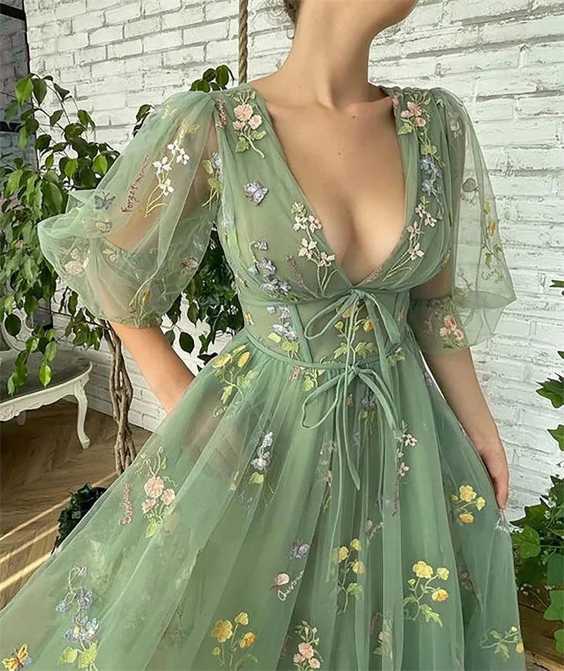 Robe trapèze élégante en mousseline de soie à fleurs et lacets 