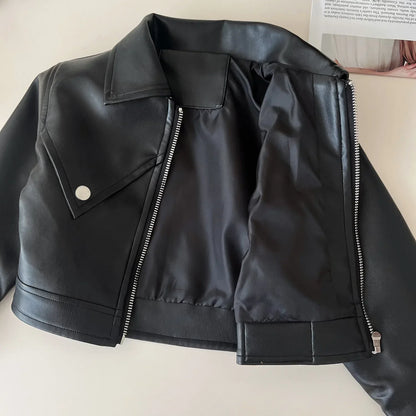 Zweiteiliges Set aus Lederjacke und Faltenrock für Mädchen