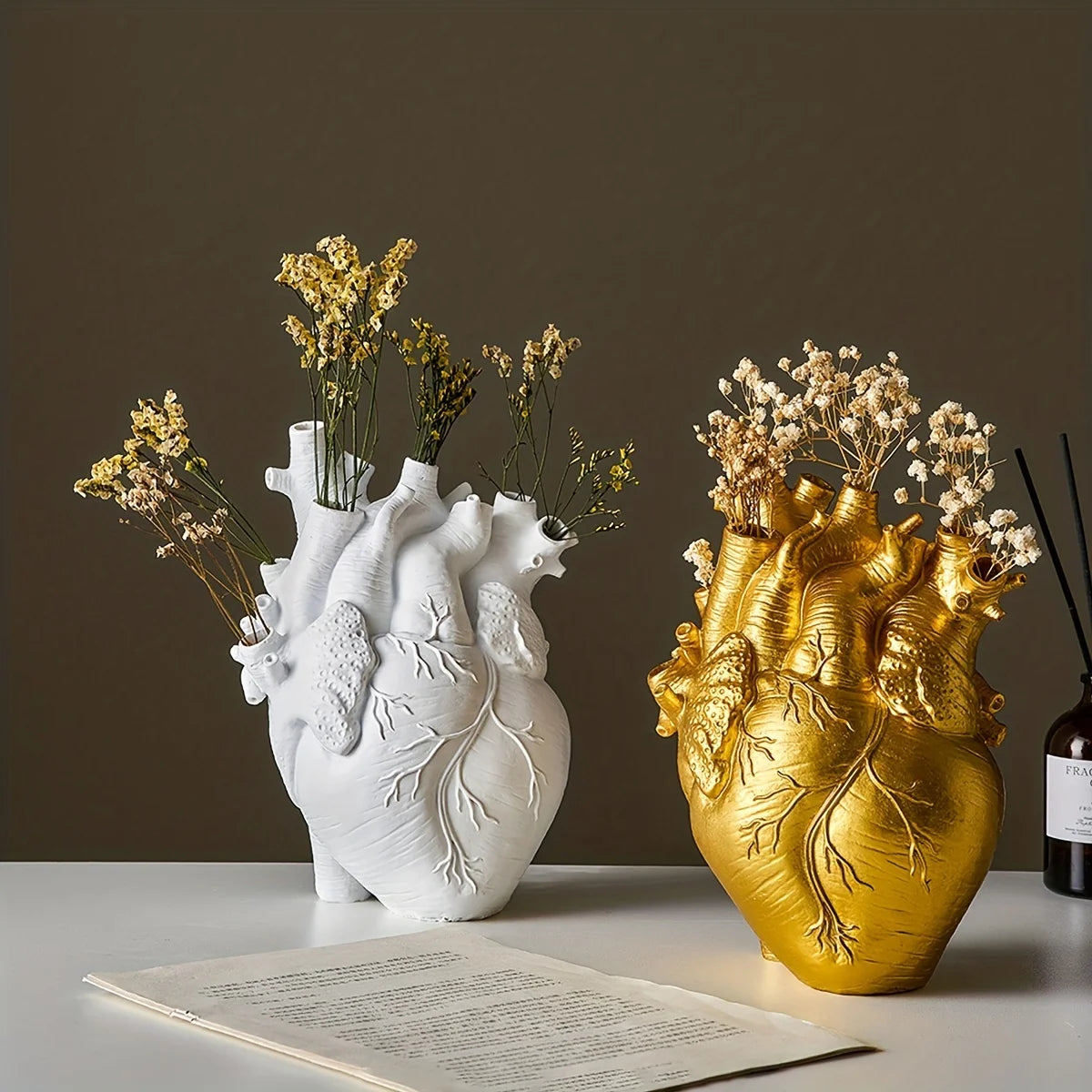 Heart-shaped sculpture customized resin flowers vase