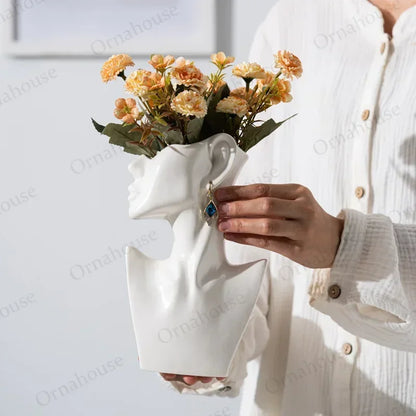 Moderne Keramikvase mit abstraktem Gesicht als Dekoration